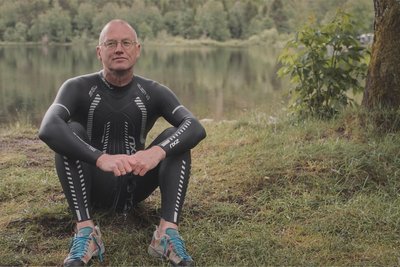 Filtermembranen am Neoprenanzug des schwimmenden Professors liefern zusätzliche Erkenntnisse zur Gewässerqualität.