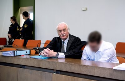 Der 38-jährige Angeklagte sitzt im Gerichtssaal neben seinem Anwalt Wilfried Eisell.