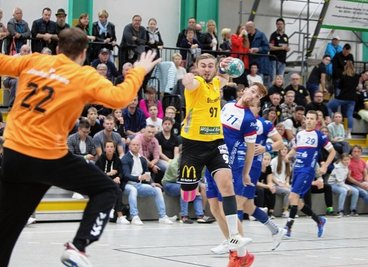 Oberlosas Sebastian Naumann (am Ball) verletzte sich im Spiel gegen Glauchau/Meerane am Knie und fällt nun aus. Im Hinblick auf die kommenden schweren Aufgaben macht es das nicht leichter für Plauen. 