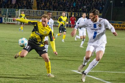 Fabio Riedl (links) und der VFC Plauen lieferten Lok Leipzig am Freitag beim 0:1 im Vogtlandstadion einen großen Kampf. Geredet wurde später aber vor allem über die Nebengeräusche des Spiels.
