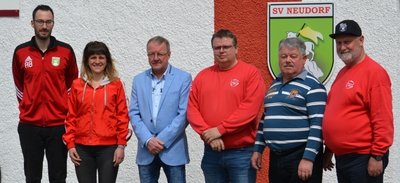 André Burkhardt (2. Vorsitzender), Schriftführerin Christin Schumann, Vereinsvorsitzender Ullrich Laukner, Wirtschaftsleiter Frank Löser, Schatzmeister Jürgen Haase und Jugendwart Uwe Seupel (v. l.) leiten in den nächsten Jahren die Geschicke im SV Neudorf. 