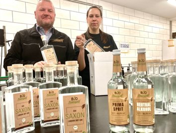 Betriebsleiter Mike Schneising und Mitarbeiterin Anja Link beim Abfüllen und Etikettieren vom neuen Bio-Gin. Zur neuen Serie gehören außerdem Primasprit und Neutralalkohol. 