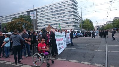 Die Demo von Chemnitz Nazifrei startet in Richtung Bahnhofstraße.