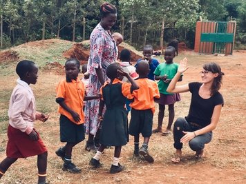 Zu Besuch in Siaya im Westen des Landes, wo als Hilfsprojekt eine Grundschule für 200 Kinder und ein Waisenhaus entstanden sind.