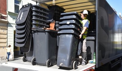 Neue Mülltonnen wurden 2018 im Vogtland verteilt, 2019 trat das neue Abfallkonzept in Kraft. Seither gab's immer wieder Pannen. 