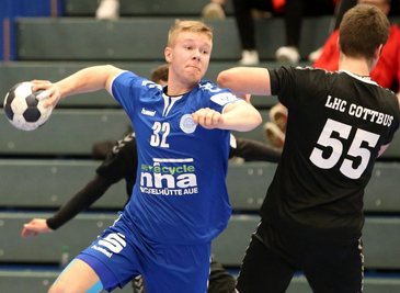 Aues Robin Fischer steuerte zum klaren Erfolg gegen Schlusslicht Cottbus zwei Tore bei. Diesen Sonnabend empfängt die U 19 von EHV und SG Nickelhütte den HC Elbflorenz Dresden zum Sachsenderby. 