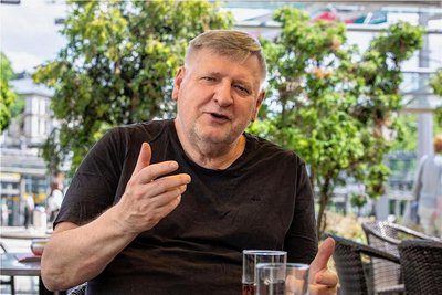Roland May ist gelernter Schauspieler, Theaterregisseur und war bis zur Vorjahresspielzeit Intendant des Theaters Plauen-Zwickau.