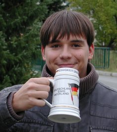Felix Liebscher stößt am Freitag auf seinen Geburtstag und auf die deutsche Einheit an - beide werden volljährig. 