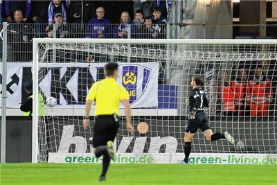 Aues Keeper Martin Männel kann dem Rückpass von Sam Schreck nach zwei Minuten Spielzeit nur vergeblich hinterherlaufen.