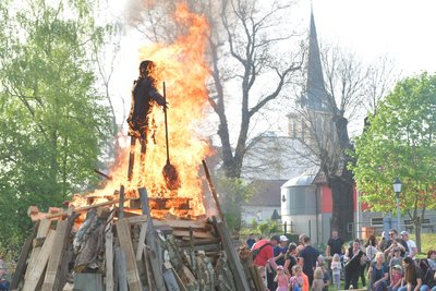 Beim Hexenfeuer 2024 in Hilbersdorf wurde eine Hexenpuppe verbrannt.