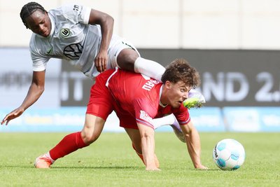 Autsch! Randolf Riesen – vergangenen Sommer beim VW-Cup noch im FSV-Trikot – bereitet sich mit Regionalligist Zwickau auf die Punktspiele des VfB Glauchau vor.