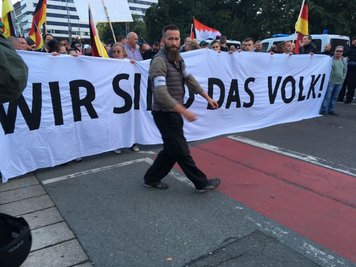 Start der Demo von Pro Chemnitz. Vorn zu sehen: Chefordner Arthur Oesterle.