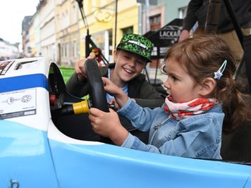 Zu den Shoppingtagen gab es ein Rahmenprogramm. Am Stand von Technikum Mittweida Motorsport konnten sich Kinder als Rennfahrer fühlen, wie hier Ole und Ivy aus Mittweida. 