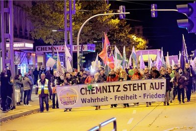 Der Demonstrationszug durch die Chemnitzer Innenstadt kurz nach dem Start auf der Straße der Nationen. 