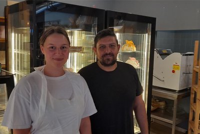 Melissa Gerlach mit „ihrem“ griechischen Bäcker: Drei Wochen konnte die Rodewischer Fachoberschülerin den Backbetrieb sowie griechische Kuchenspezialitäten kennenlernen. Ihr Bonus: Melissa ist selbst gelernte Konditorin.