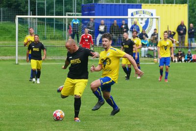Ein Bild mit Symbolcharakter: Mutige Dittmannsdorfer – in diesem Fall Nick Beyer – setzen die Gäste aus Zschorlau bereits im Spielaufbau unter Druck.