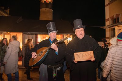 Das Vokal-Duo „Die Traminer“ sang zur historischen Schlossweihnacht auf Schloss Voigtsberg in Oelsnitz traditionelle Weihnachtslieder.