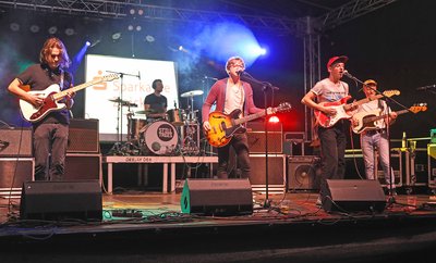Die Werdauer Indie-Rockband "Still Trees" hatte am Freitagabend zum Stadtfest ein Heimspiel.