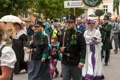 Einer der Höhepunkte des Schloss- und Schützenfestes am Wochenende in Zschopau: der große Festumzug, der vor der Martin-Andersen-Nexö-Oberschule von Jens Wagner moderiert wurde. 