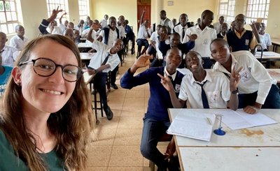 Meike Wagner an der Sekundarschule in Naivasha, auf einer Höhe von 2000 Metern gelegen.