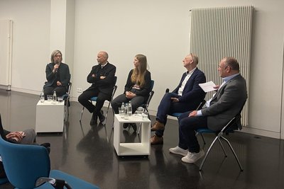 Podiumsdiskussion im Smac Chemnitz (v.l. Anja Storch, Prof. Dr. Bernhard Cramer, Elisa Thomaset, Marko Uhlig, Moderator Frank Hommel.