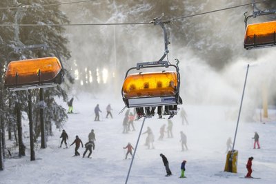 Eine volle Piste am Keilberg. Das größte Skigebiet im Erzgebirge ist auf einen Forstweg angewiesen, der zwei Teile des Wintersportzentrums verbindet.