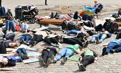 Mit einem Die-In ist am Freitagnachmittag auf dem Freiberger Obermarkt auf mögliche Folgen des Klimawandels aufmerksam gemacht worden.