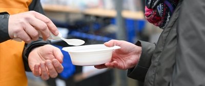 Ein Obdachloser erhält an einem Kältebus warme Suppe. In Chemnitz droht einem solchen Projekt jetzt dasAus. 