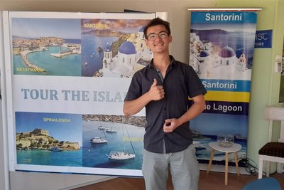 Glück für alle Kunden dieses Reisebüros auf Kreta: Florian Mooshake berät zu Tagestouren auf Deutsch, Englisch und sogar Chinesisch.