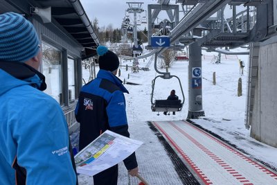 Der Chef von Wurzelrudis Erlebniswelt Stefan Uhlmann (vorne) schickt die Unfallprotagonisten mit dem Sessellift an ihre Stationen.