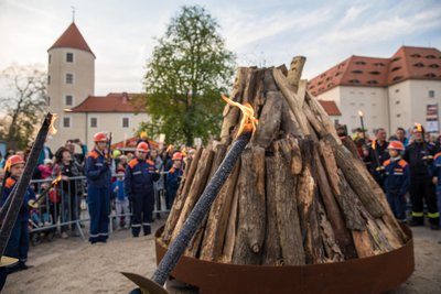 Ein Maifeuer auf dem Schlossplatz Freiberg - mitten in der Stadt: Ein besonderes Erlebnis vor allem für Kinder.