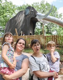Claudia Schlosser mit Tochter Paula (links) sowie Melanie Hausmann mit Maike(4) haben für die neue Spielanlage mit Mammutrutsche gespendet. Als Dank durften die Kinder das neue Gelände einweihen. 