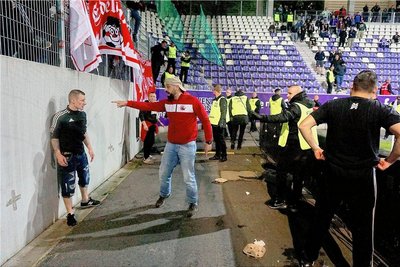Im Umfeld des Hallenser Fanblocks kam es in der Halbzeitpause zu Ausschreitungen. Die Polizei brachte die Situation unter Kontrolle.