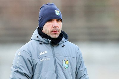 Da schaut er ein wenig bedient unter der Mütze hervor: Gern wäre CFC-Trainer Christian Tiffert am Samstag mit seiner Mannschaft bei Viktoria Berlin in die Rückrunde der Fußball-Regionalliga gestartet. Das Spiel fällt aber aus. 