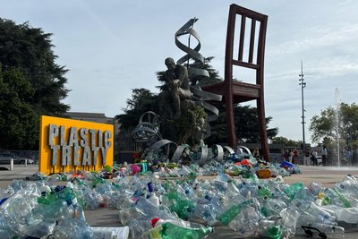 Bei einer Kunstaktion des Kanadischen Künstlers und Aktivisten Benjamin Von Wong liegen Plastikflaschen vor dem Sitz der Vereinten Nationen in Genf. Am diesem Dienstag beginnen letzte Verhandlungen über ein globales Plastikabkommen.