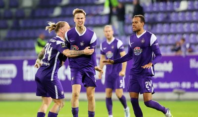 Sam Schreck (2. von links) wird von seinen Teamkollegen für seinen Treffer zum 1:1 gefeiert. Nach zwei Minuten hatte er per Eigentor zum 0:1 getroffen. 