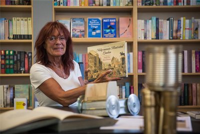 Bei Bücher-Walther soll die Station über Rudolph Ackermann zu sehen sein. Simone Kreutel zeigt schon mal Exponate davon.