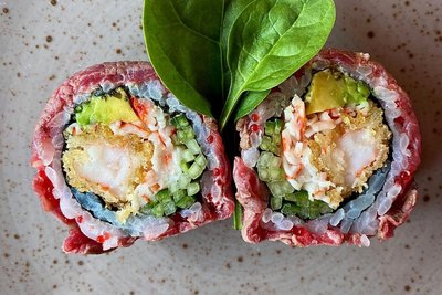 Sushi-Rolle mit verschiedenen Füllungen.