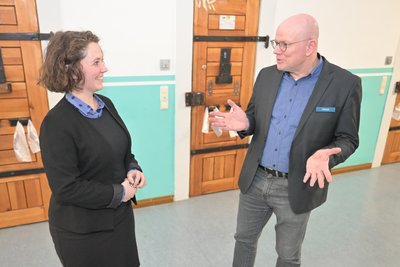 Sollte eigentlich die Inbetriebnahme der neuen JVA Zwickau vorbereiten: Jürgen Frank. Nun wird er nach Chemnitz versetzt. Hier im Bild mit der stellvertretenden Leiterin des bisherigen Zwickauer Gefängnisses in der Schillerstraße, Emily Hofmann.