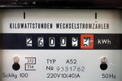 Wer zwei Stromzähler hat - einen für Wärmestrom und einen für Haushaltsstrom - kann günstigere Tarife nutzen, zahlt aber den Grundpreis doppelt.