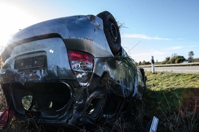 Der Honda blieb neben der A4 auf dem Dach liegen.