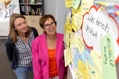 So bunt wie die Pinnwand sind die Angebote, die Anne Ditscherlein und Babett Ludwig (von links) im ersten Stadtbüro-Jahr gestemmt haben. Die beiden Damen haben genetzwerkt und viele Helfer gefunden.