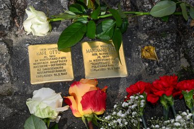 Eine Ehrung für die Antifaschisten Karl und Marianne Otto.