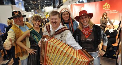 
              <p class="artikelinhalt">Ein Foto als Spiegel des Reisemarktes: Es vereinigt Vertreter des Partnerlandes Kanada mit Thüringens Weinprinzessin und dem Tiroler Musikanten, die ihre Heimat als Kurzreiseziele vorstellen. Der Reisemarkt in der Chemnitz-Arena ist noch bis Sonntag 18 Uhr geöffnet. </p>
            