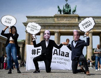 Aktivisten der Nichtregierungsorganisation Avaaz protestieren mit Masken mit dem Konterfei von Kanzler Scholz und Präsident al-Sisi vor dem Brandenburger Tor gegen den Besuch des ägyptischen Präsidenten und für die Freiheit des ägyptischen Bloggers Alaa Abd el-Fattah. 