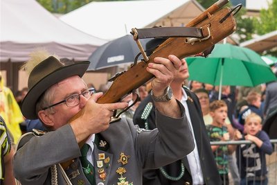 Lutz Volgmann vom Marienberger Schützenverein beim Adlerschießen.