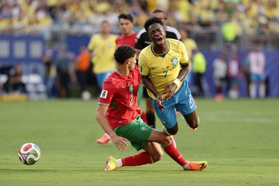Traf sehenswert, musste aber auch einstecken: Brasiliens Vinícius Júnior (r.).