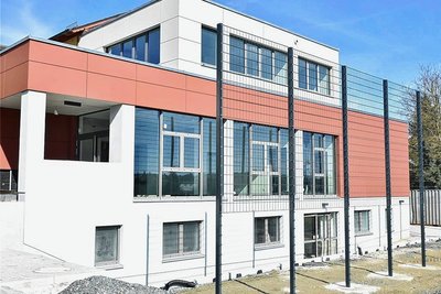 Vor zwei Jahren begann die umfangreiche Sanierung der Turnvater-Jahn-Halle in Adorf. Das Ende der Arbeiten ist abzusehen - aber es gibt keinen Eröffnungstermin. Im Foto: Der neue, rückwärtige Anbau. 
