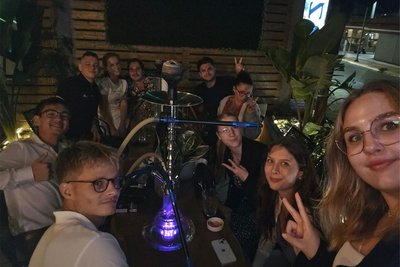 Nach dem Job heißt es für die Praktikanten Chillen bei einer Shisha oder bei ein paar Stunden am Strand und am Mittelmeer.
