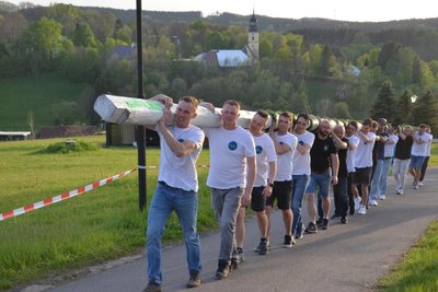 Maibaumstellen 2024 in Dorfchemnitz: Auch dieses Jahr kümmern sich die Mitglieder des Jugendclubs „Club 21" und der freiwilligen Feuerwehr wieder um den Maibaum. Am Mittwoch, 18 Uhr, geht‘s los - mit Essen und Musik. 19.30 Uhr wird der Maibaum aufgestellt; danach gibt es Live-Musik von der Dorfchemnitzer Blaskapelle.